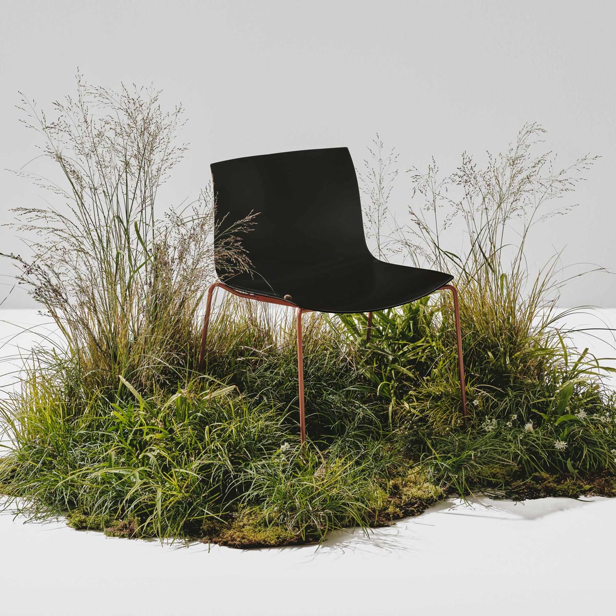 Arper's Catifa Carta with shell made of PaperShell, standing in nature
